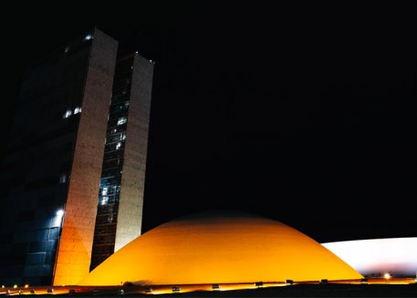 senado-federal-ganha-iluminacao-especial-em-homenagem-ao-mes-da-amiloidose.jpg
