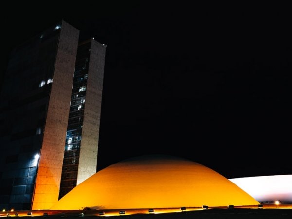 senado-federal-ganha-iluminacao-especial-em-homenagem-ao-mes-da-amiloidose.jpg